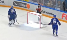 Вратарь «Барыса» пропустил курьезную шайбу. Видео