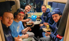 Клуб КХЛ с казахстанцем в составе отправился на матчи плей-офф на поезде