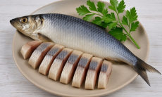 Стало известно, кому нельзя есть селедку