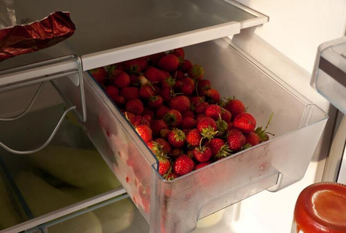 Найден способ долго хранить клубнику в холодильнике без плесени
