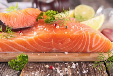Гастроэнтеролог рассказал о пользе и опасности соленой красной рыбы
