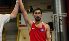 Капитан сборной Казахстана по боксу выиграл третий бой в отборе на Олимпиаду-2024