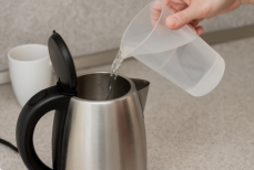 Можно ли доливать в кипяченую воду в чайнике сырую и кипятить повторно