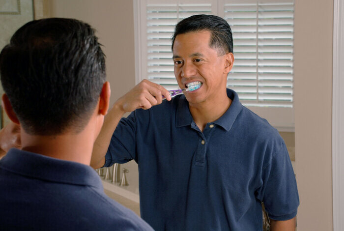 Стоматолог раскрыл неочевидные правила чистки зубов
