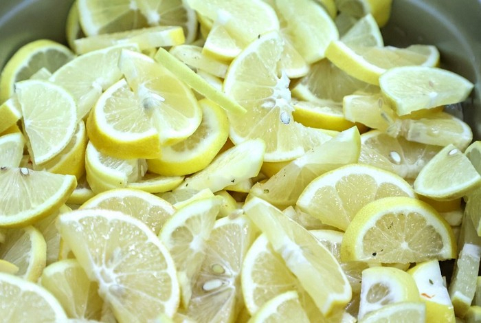 Врач развеял популярный миф о лимонах