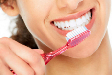 Почему не стоит чистить зубы сразу после еды — стоматолог дал разумное объяснение