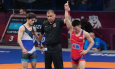 Казахстанский борец победил чемпиона Узбекистана в битве за полуфинал ЧА-2024