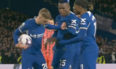 Игроки «Челси» устроили разборку между собой во время матча АПЛ. Видео