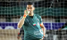 Вратаря сборной дисквалифицировали за объятия с фанаткой. Видео