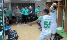 «Who let the dogs out?». Клуб КПЛ оригинально отпраздновал победу в раздевалке. Видео