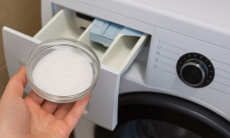 «Стоит копейки — сэкономит тысячи». Зачем засыпать лимонную кислоту в стиралку