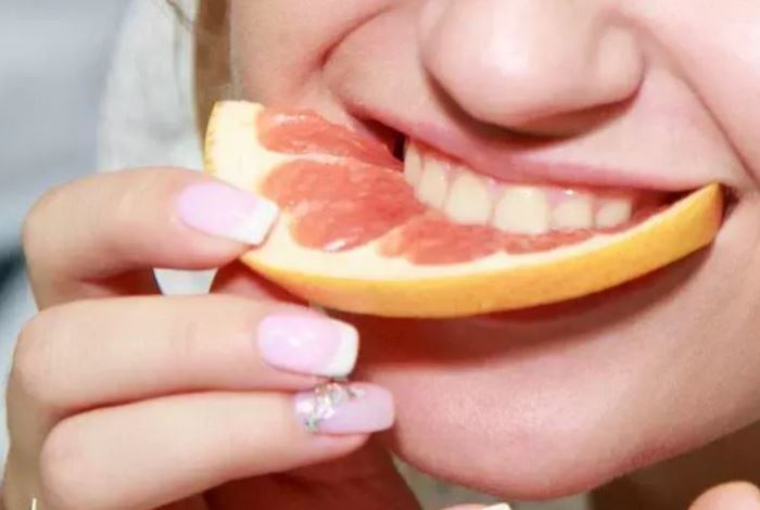 Не только карамельки. Названы самые вредные для зубов продукты и напитки