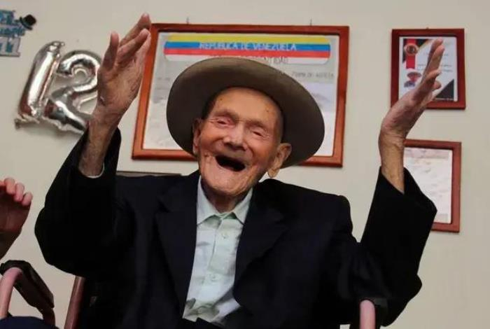 Умер самый старый мужчина в мире — он успел раскрыть секрет долголетия
