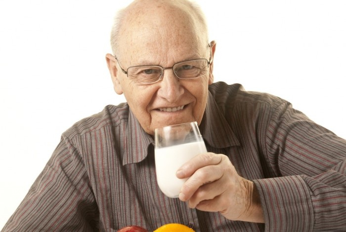 Врач рассказала, какое молоко нужно пить пожилым людям