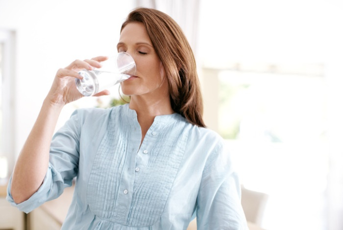 Уролог назвал две веские причины пить воду на ночь