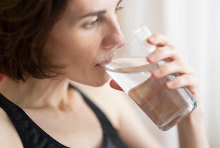 Из бутылки, родника или из-под крана — какую воду лучше пить