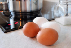 Почему воду после варки яиц нельзя выливать в раковину — ответ вас удивит