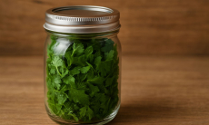 Назван лучший способ хранения зелени — будет оставаться свежей очень долго