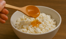 С чем есть творог, чтобы он усвоился на сто процентов — добавьте один продукт