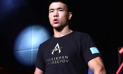 Казахстанский боксер провел спарринг с экс-чемпионом мира в четырех весовых категориях