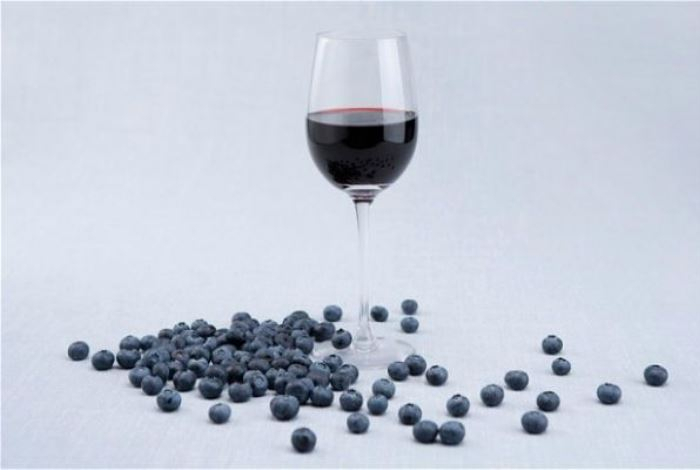 Вино из этой ягоды максимально раскрывает её пользу — антиоксидантов намного больше, чем в соке