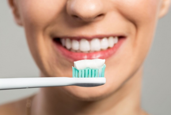 Стоматолог рассказал о распространённой ошибке, которая приводит к пожелтению зубов