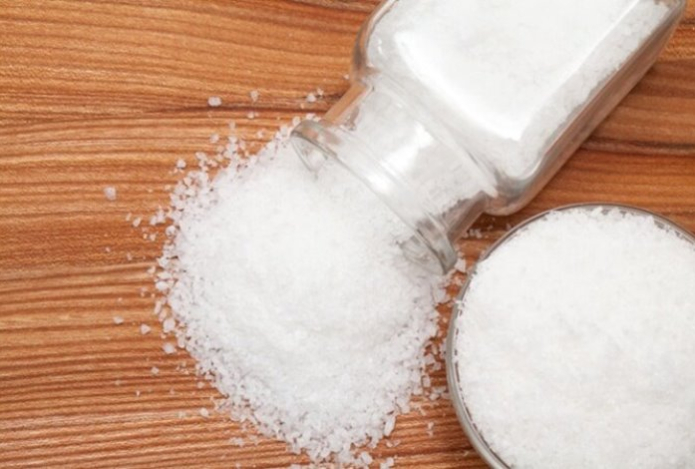 Названа самая вредная для здоровья соль. Она содержит песок, камушки и землю
