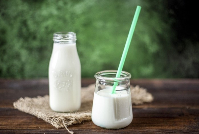 «Сахар в нем практически отсутствует». Названо самое вредное и самое полезное молоко для здоровья