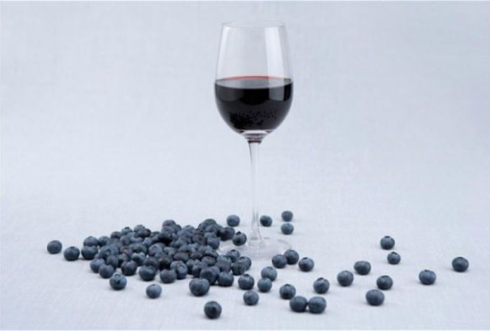 Вино из этой ягоды максимально раскрывает её пользу — антиоксидантов намного больше, чем в соке