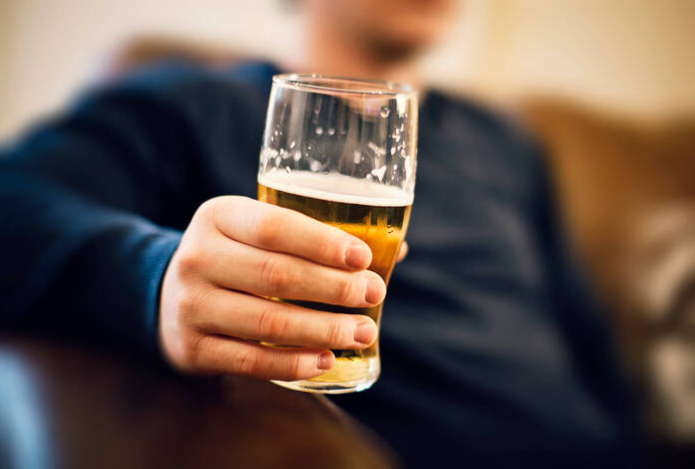 Мужчин предупредили об опасных последствиях любви к пиву
