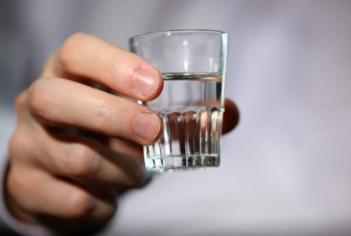 Чем можно и нужно запивать водку — найден оптимальный напиток для здоровья