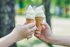 Врач опроверг главный миф о мороженом в жару. Стало известно, как оно влияет на организм