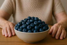 Эта ягода должна быть в рационе пожилых — повышает иммунитет и богата витаминами. Насыщена магнием, железом и калием