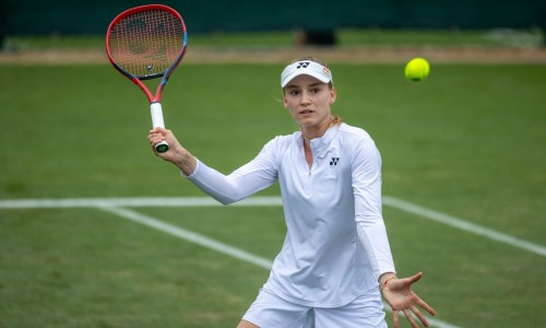 Елена Рыбакина провела первую тренировку на траве в необычном месте. Видео