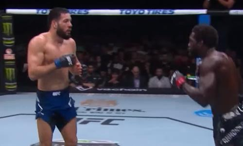 Скандальным нокаутом обернулся главный бой турнира UFC. Видео