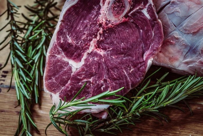 Эти два вида мяса повышают риск инсульта на 14 процентов — врач советует их избегать