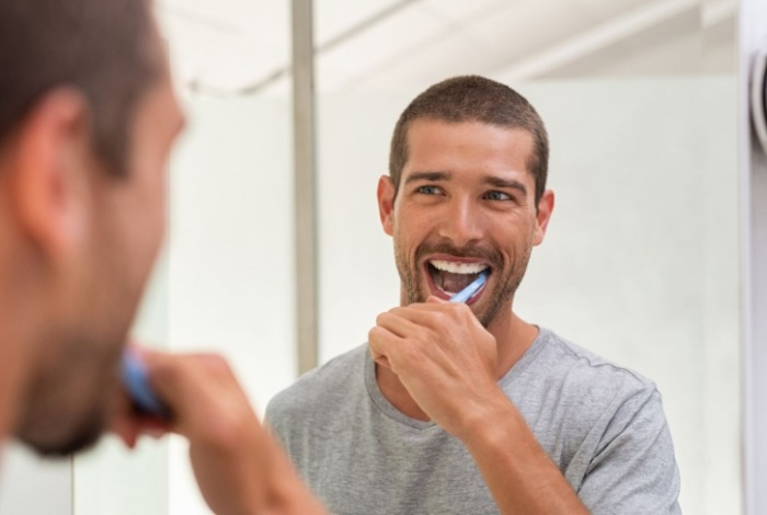 Какой рукой чистить зубы и как правильно ходить — это поможет прожить дольше