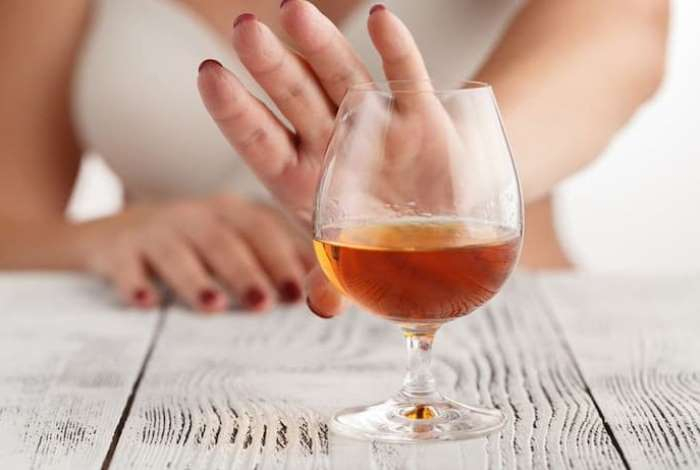 Полный отказ от алкоголя может быть опасен — кардиолог удивил заявлением