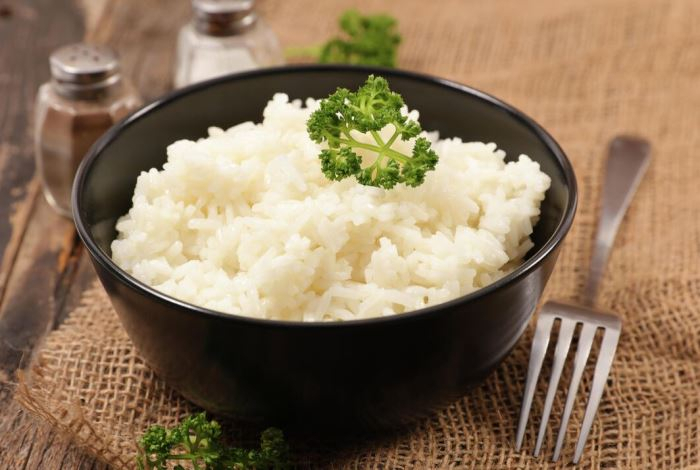 Вместе с какими продуктами на самом деле нельзя есть рис — запомните раз и навсегда