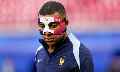 Мбаппе в маске оформил дубль за сборную Франции