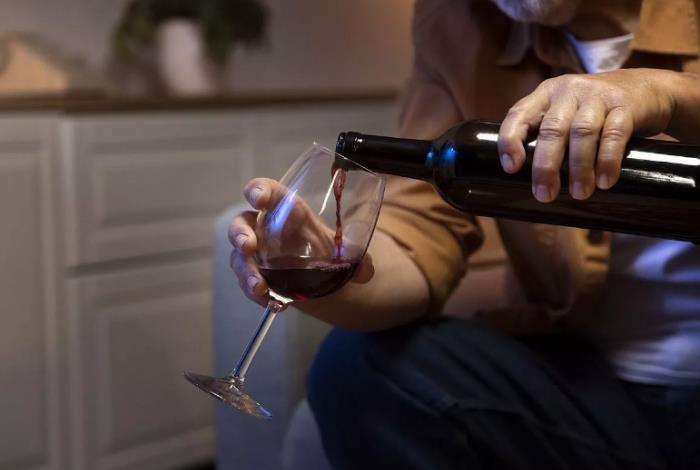 Как пить алкоголь на ночь — названо лучшее время между бокалом вина и сном