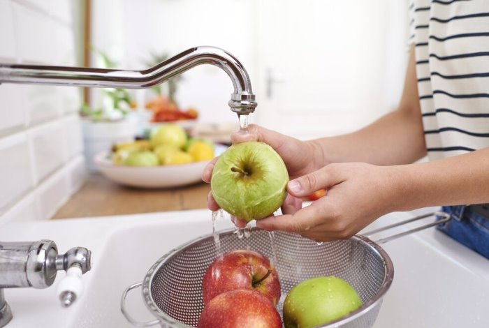 Водой из-под крана нельзя — 99 процентов людей неправильно моют фрукты и овощи