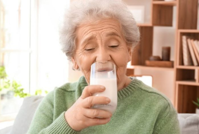 Больше пользы или вреда — врачи сделали неожиданное заключение о молоке в рационе пожилых людей