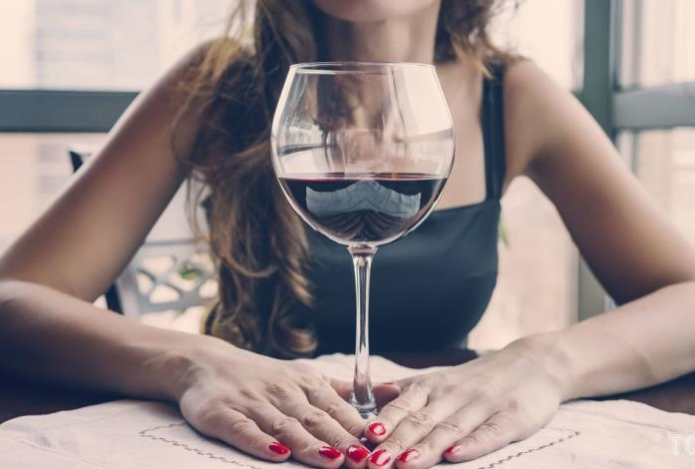 Действительно ли ежедневный бокал вина не вредит здоровью — ученые удивили результатами исследования