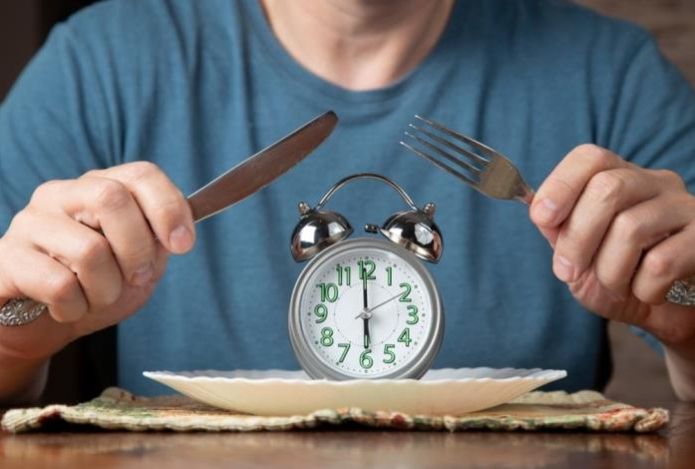 Назван идеальный промежуток времени между приемами пищи — важно знать пожилым