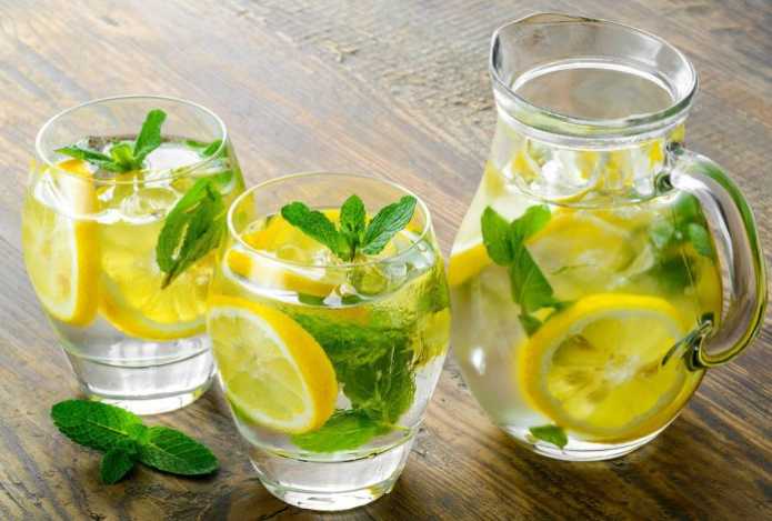 Что будет, если регулярно пить воду с мятой и лимоном