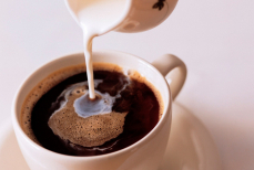 Что лучше добавить в кофе — молоко или сливки? Есть однозначный ответ