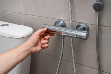 Что делать, если при смыве унитаза меняется температура воды в душе? Решение только одно