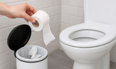 Куда надо выбрасывать туалетную бумагу — в унитаз или мусорное ведро