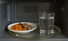 Зачем нужно обязательно ставить стакан с водой в микроволновку